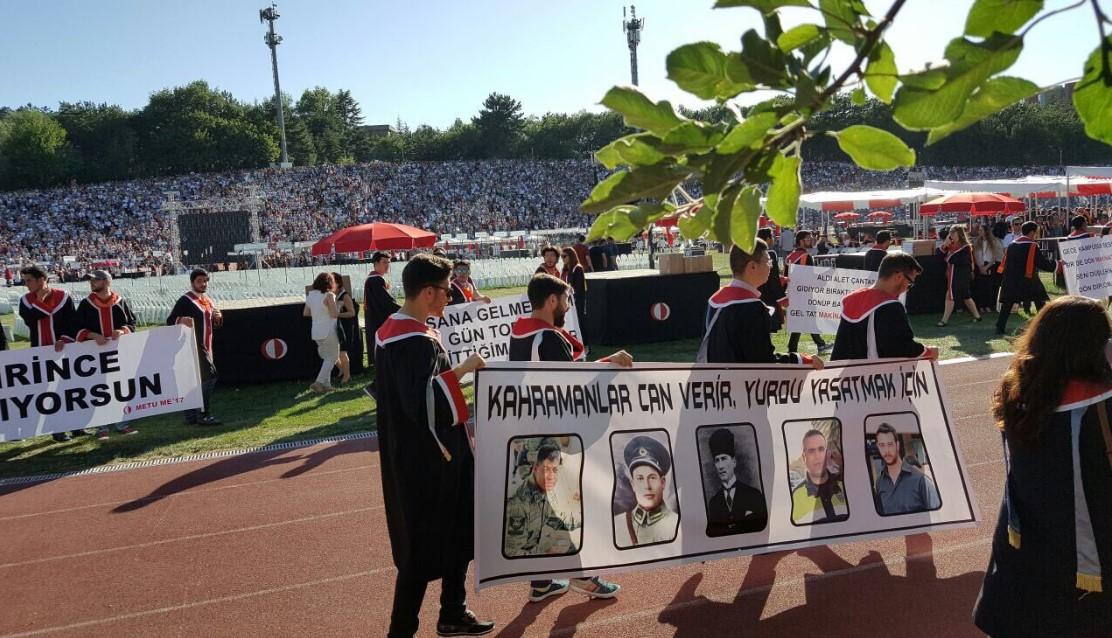 ODTÜ'de mezuniyetinde açılan 7 pankart