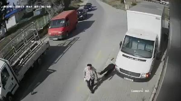 Sıcaktan bayılan Kosovalıya yardım eden olmadı