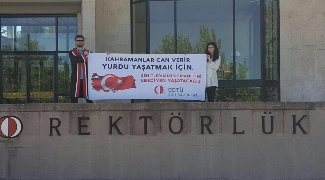 ODTÜ'de mezuniyetinde açılan 7 pankart