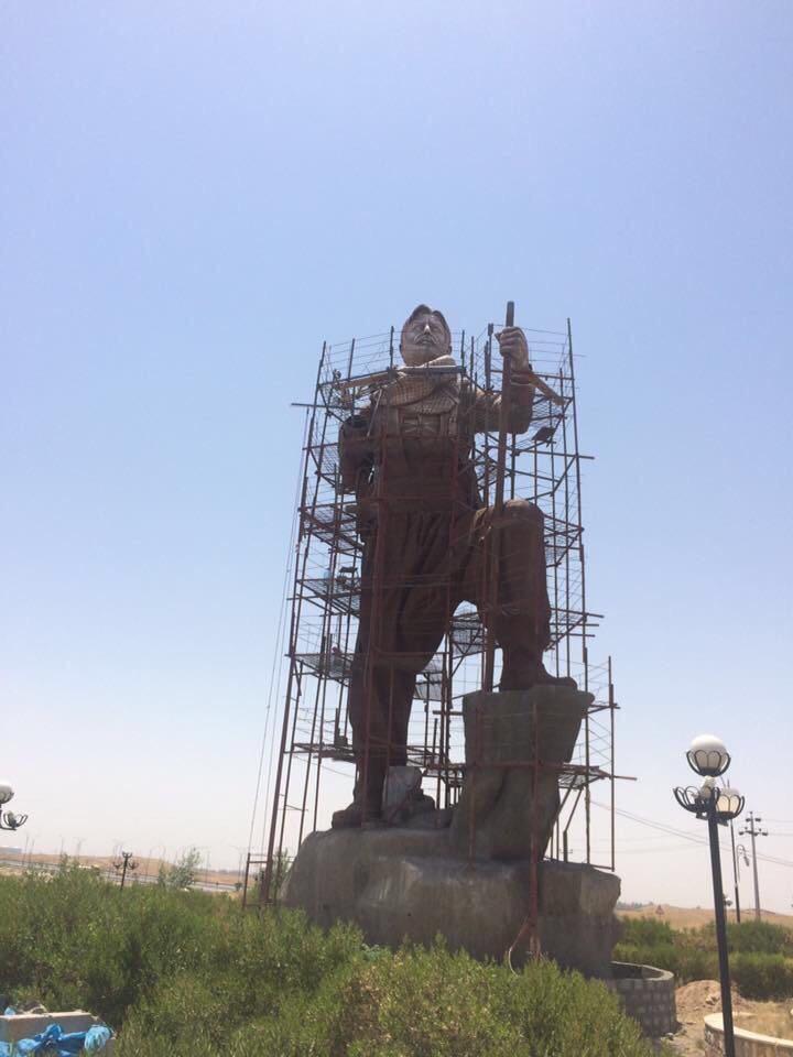 Kerkük'te dev peşmerge heykeli