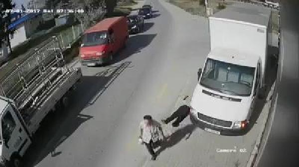 Sıcaktan bayılan Kosovalıya yardım eden olmadı