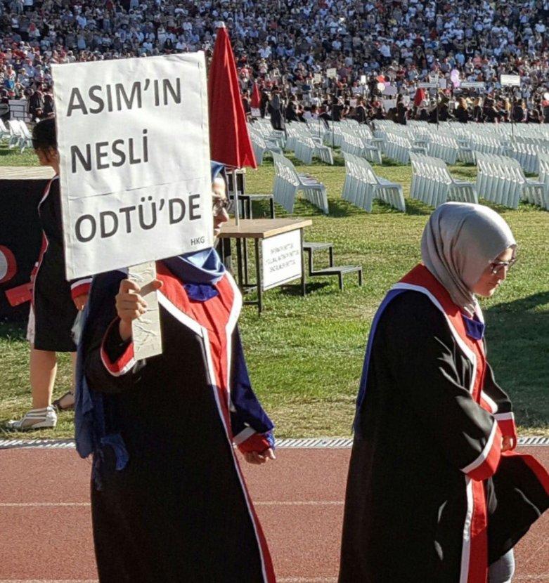 ODTÜ'de mezuniyetinde açılan 7 pankart