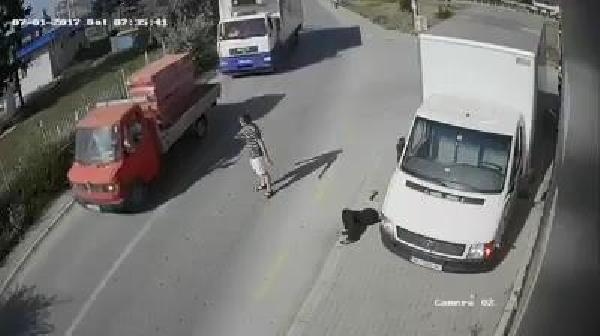 Sıcaktan bayılan Kosovalıya yardım eden olmadı