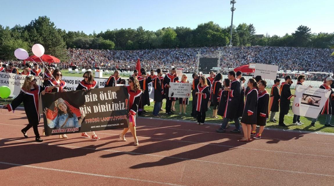 ODTÜ'de mezuniyetinde açılan 7 pankart
