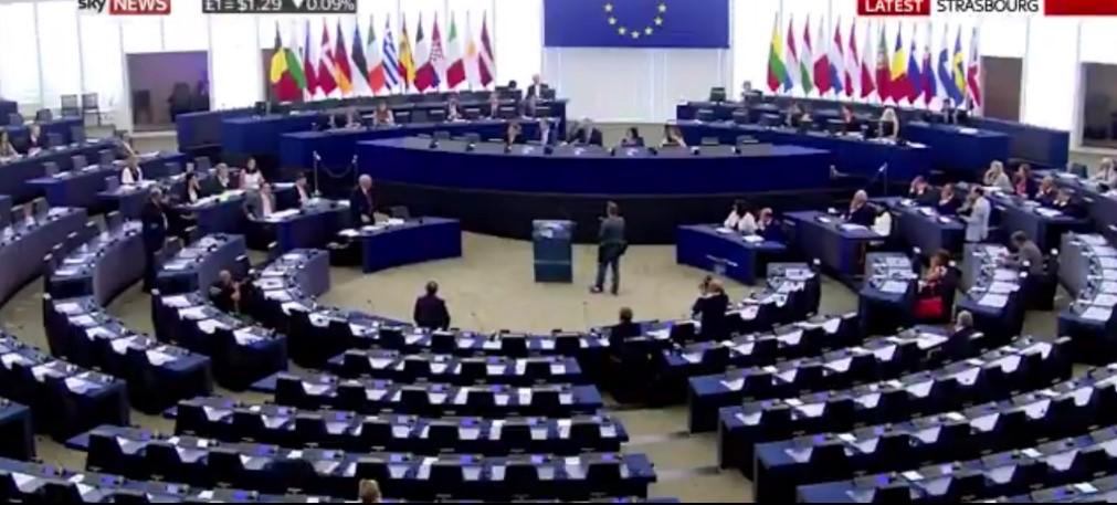 Juncker Avrupa Parlamentosu'na sinirlendi