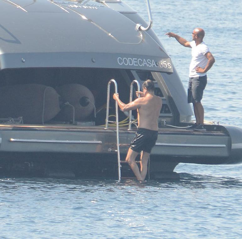 Serdar Bilgili dürbünle ev baktı