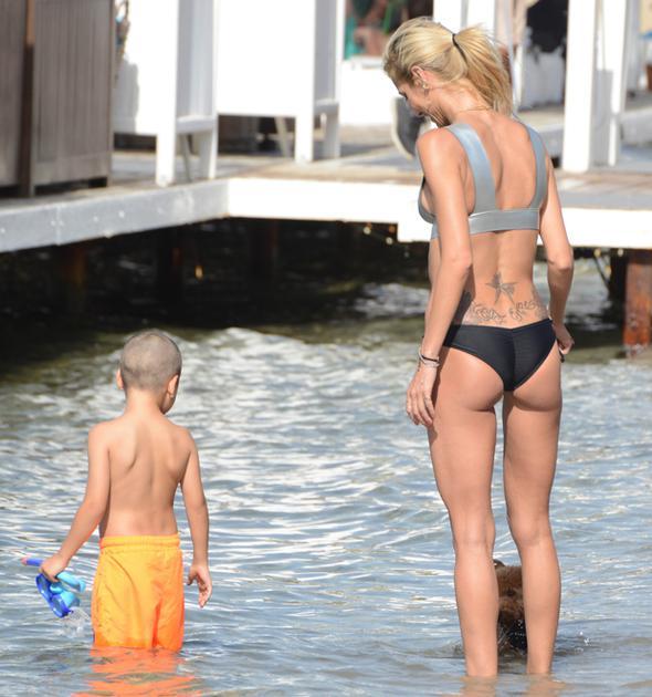 Çağla Şıkel tatilde