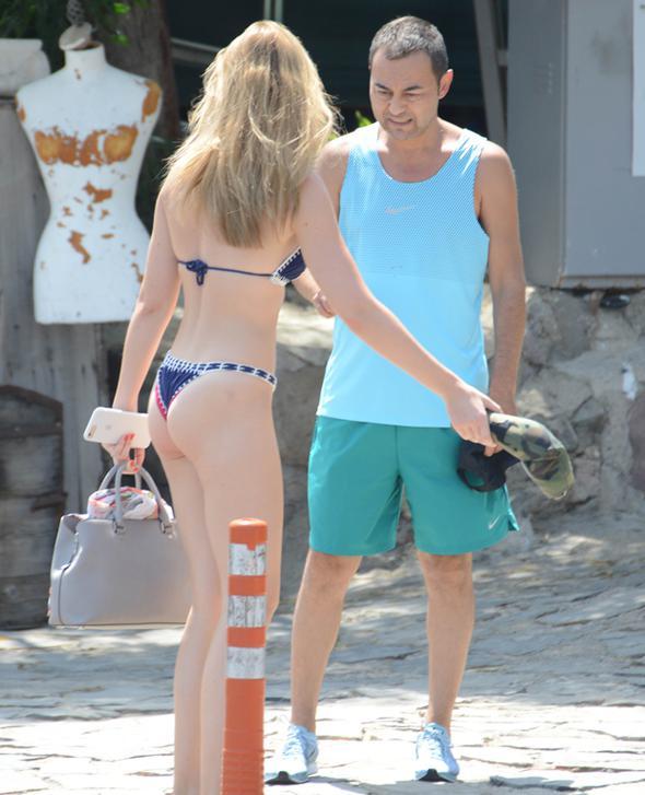 Chloe Loughnan'ın bikinisiyle dikkat çekti