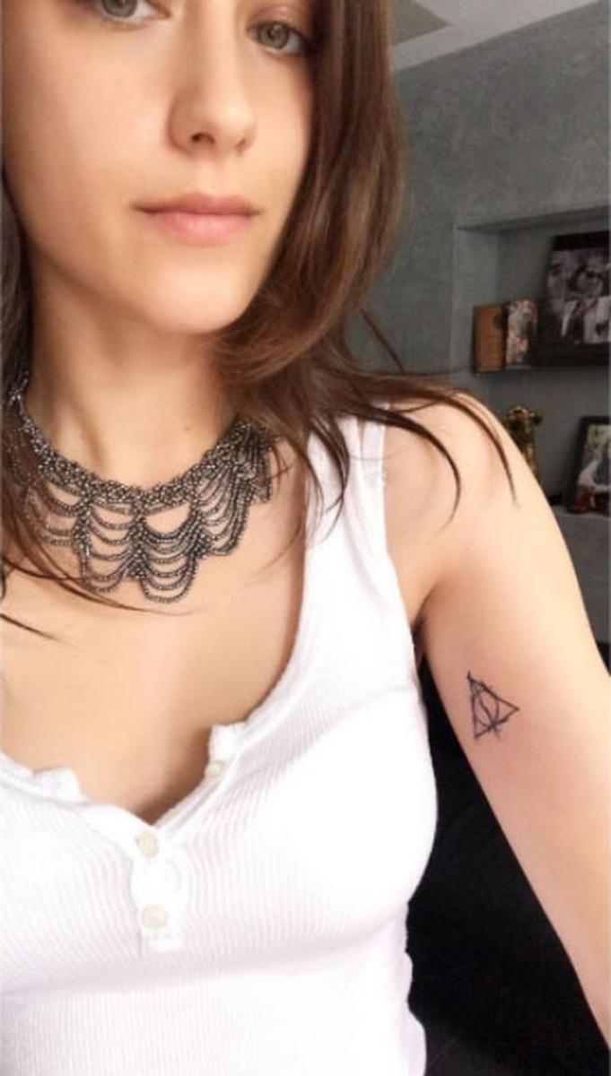 Hazal Kaya dövmesini gösterdi