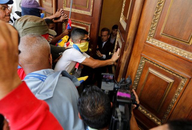 Venezuela'da hükümet yanlıları meclisi bastı