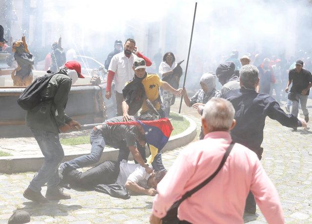 Venezuela'da hükümet yanlıları meclisi bastı