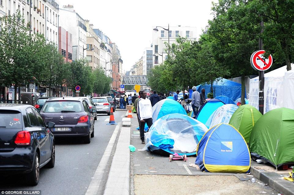 Paris caddelerinde mülteci çadırları