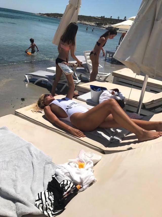 Seda Akgül'den beyaz mayo şov