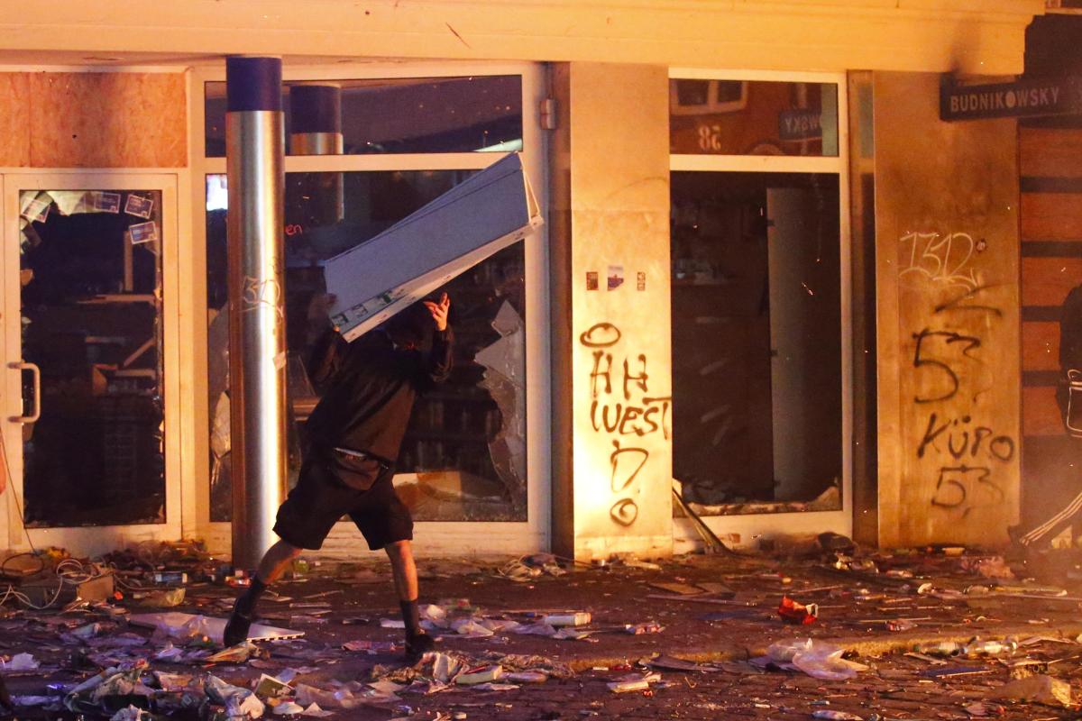 Hamburg'da marketler yağmalanıyor