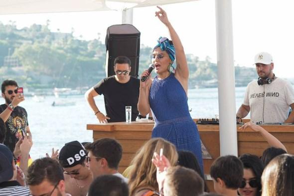 Demet Akalın: Masrafsız sanatçıyım