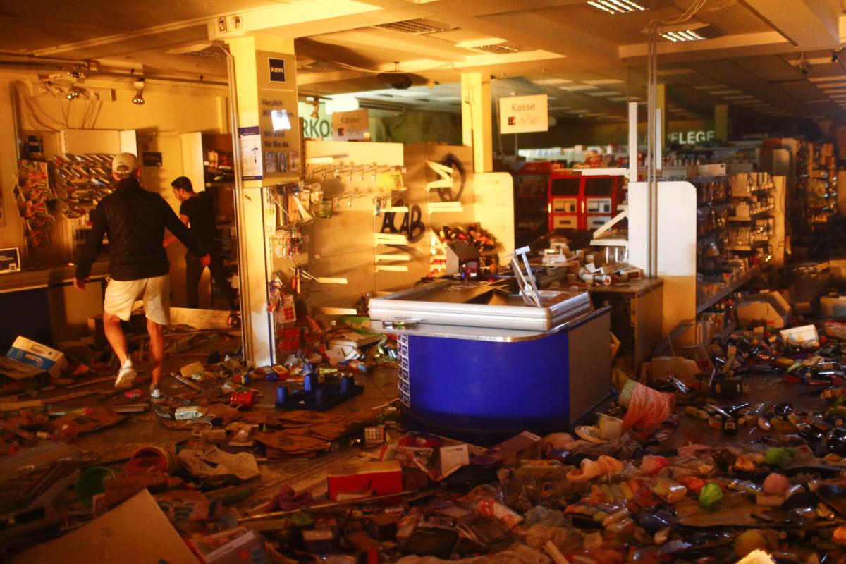 Hamburg'da marketler yağmalanıyor