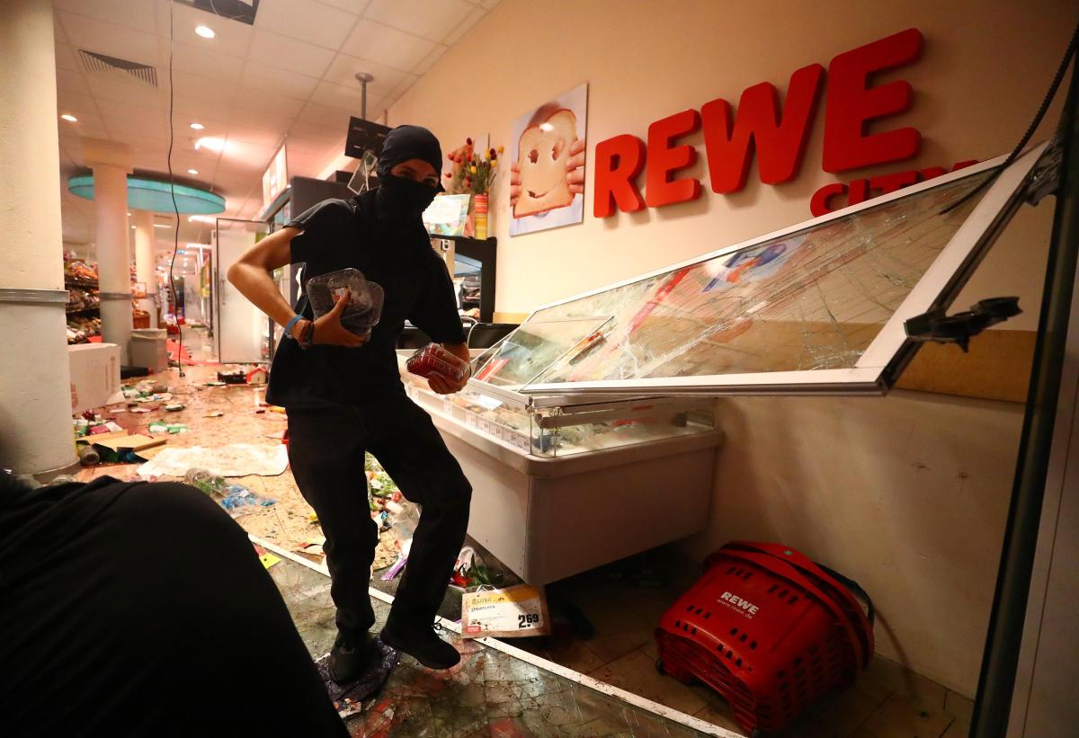 Hamburg'da marketler yağmalanıyor