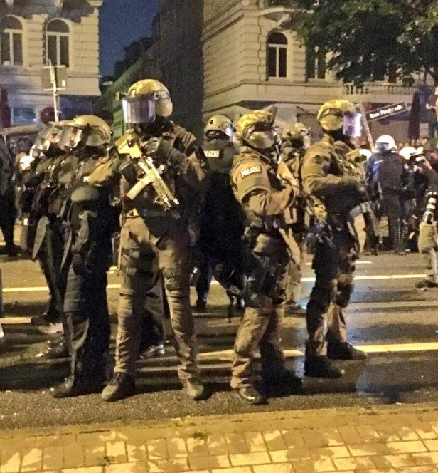 Hamburg sokakları savaş alanına döndü