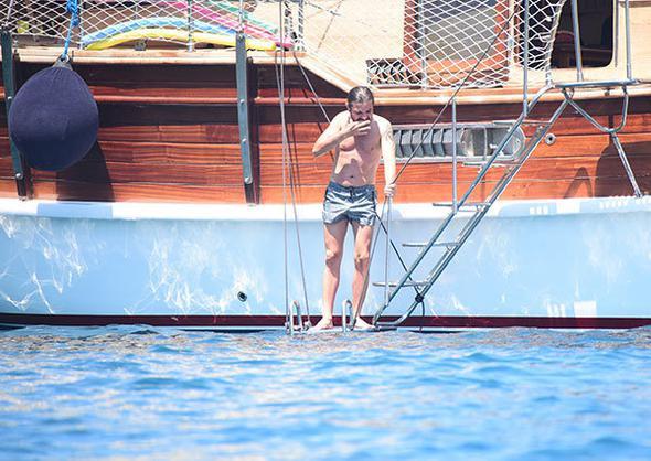 Beren Saat bikinili görüntülendi