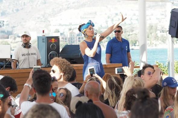 Demet Akalın: Masrafsız sanatçıyım