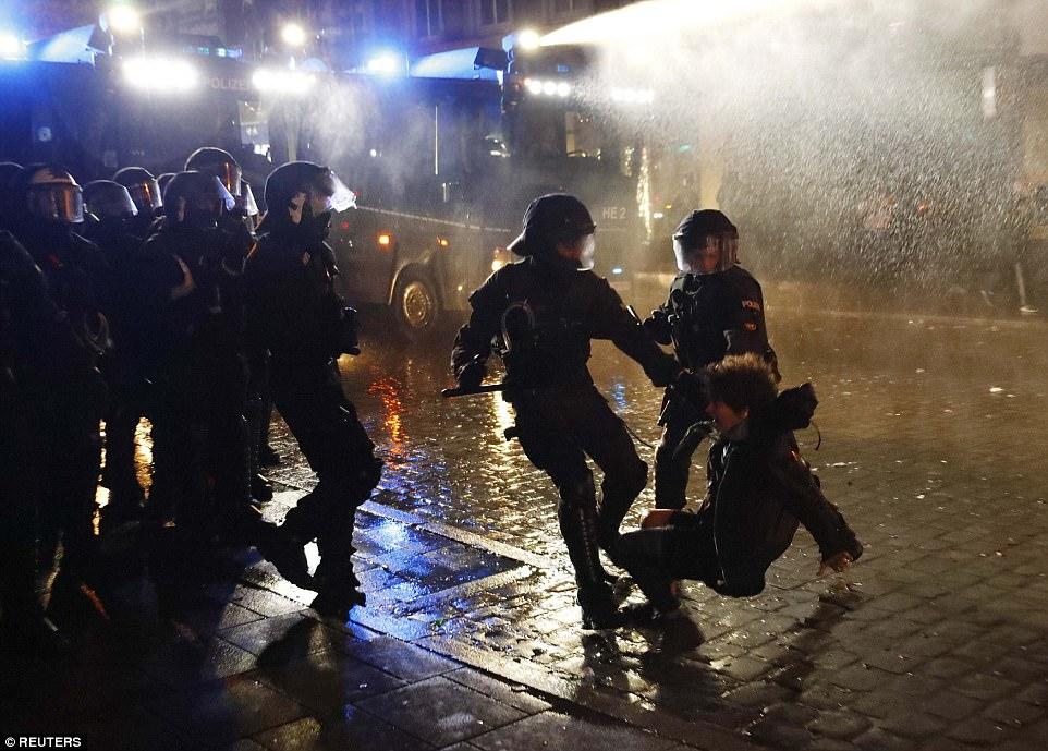 Merkel, Hamburg olaylarını görmezden geliyor