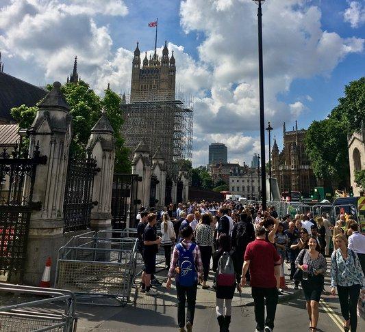 İngiltere parlamentosunda yangın alarmı