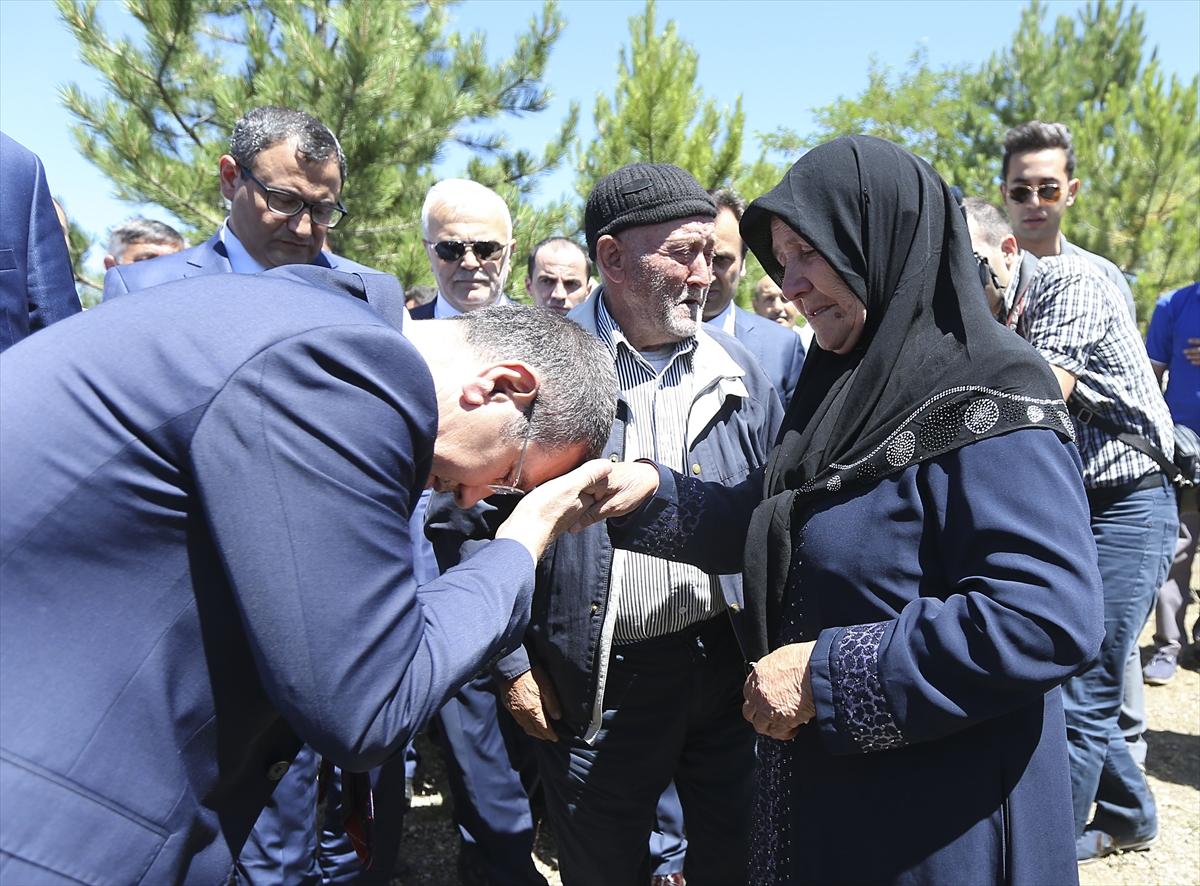 Giresun şehidine ağlıyor