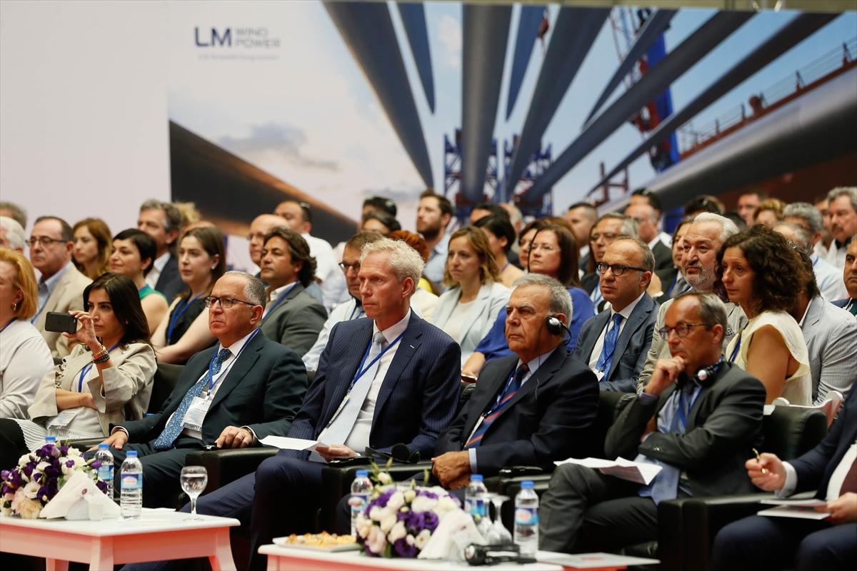 Bergama'da rüzgar türbini kanadı fabrikası üretime başladı