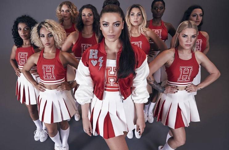 Hadise saçlarından kaş yaptırdı