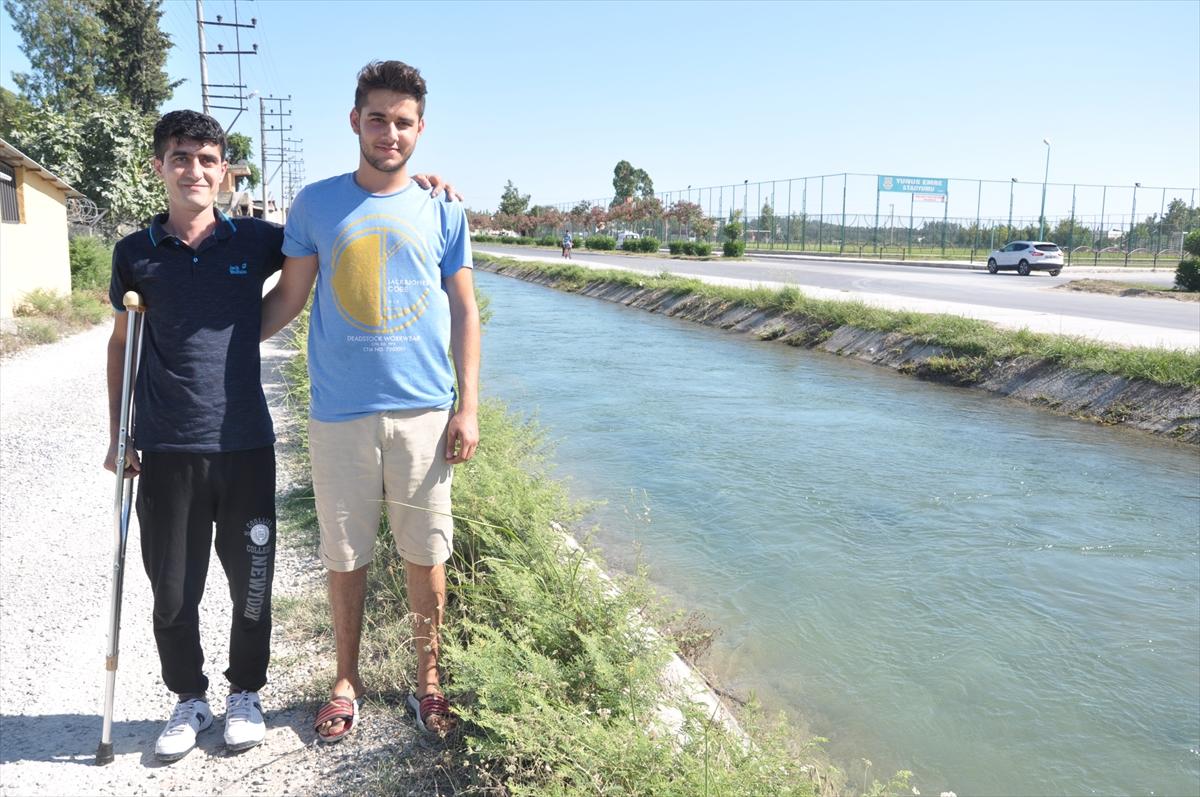 Yüzme bilmiyordu ama hiç düşünmeden suya atladı