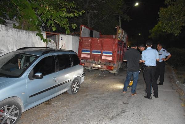 İzmir'de bıçaklı kavga: 1 ölü 1 yaralı