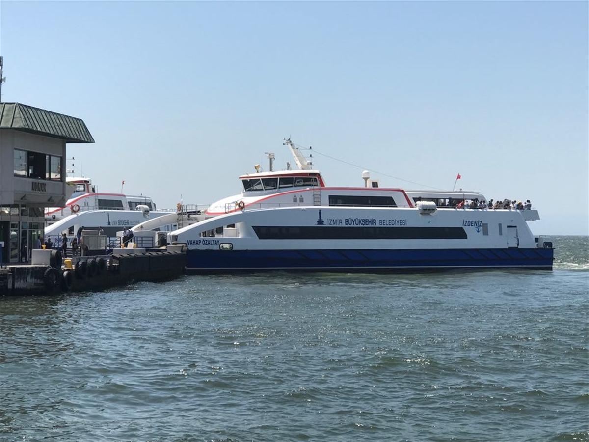 İzmir'de grev nedeniyle vapur ve feribot seferleri yapılamıyor
