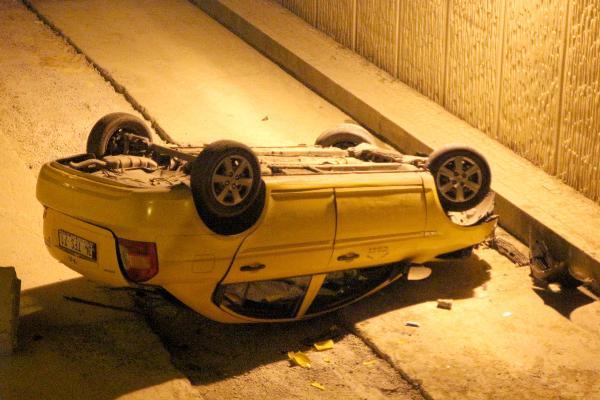 Üsküdar'da taksi alt geçide düştü: 3 yaralı