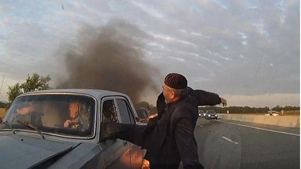 Yaşlı adamın tekmesi hayat kurtardı - İZLE