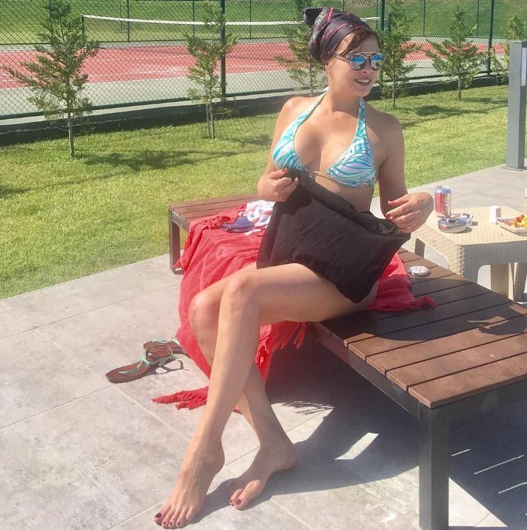 Aydan Şener bikinili fotoğrafını paylaştı