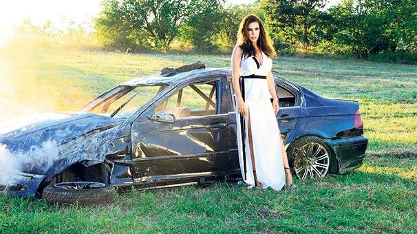 Ebru Yaşar için lüks araç parçaladılar