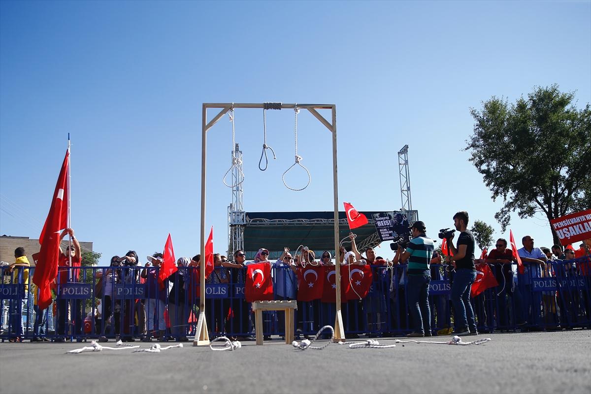 Millet, FETÖ'cü darbeciler için idam istiyor