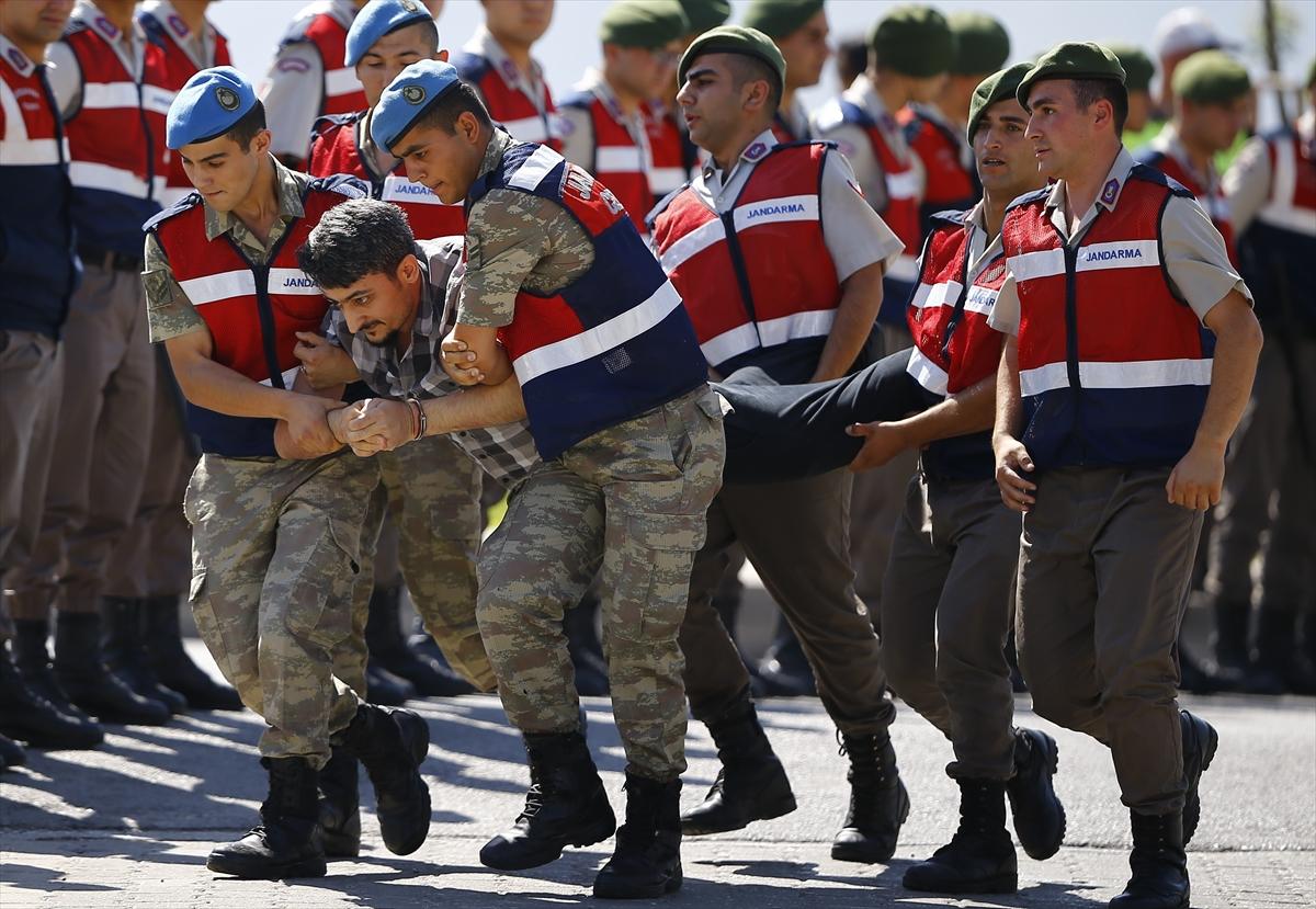 FETÖ'cü sanıklar mahkemeye zorla götürüldü