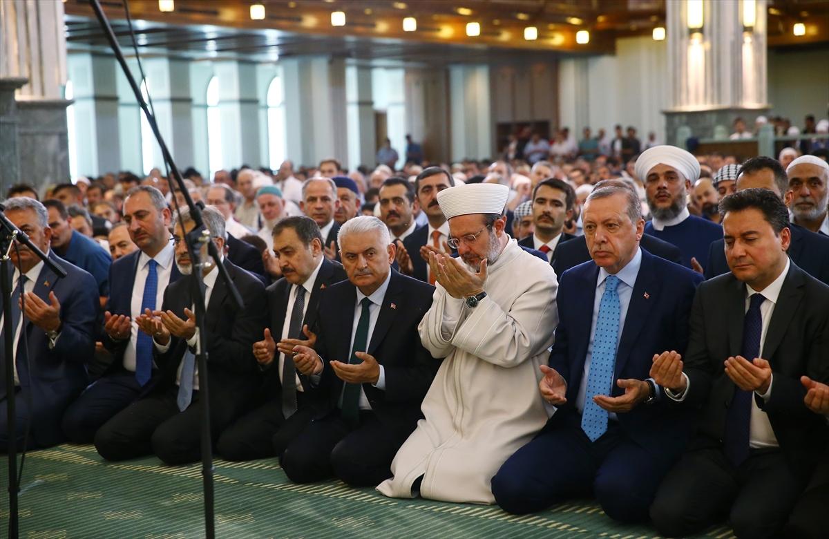 Cuma namazında şehitler için dua edildi