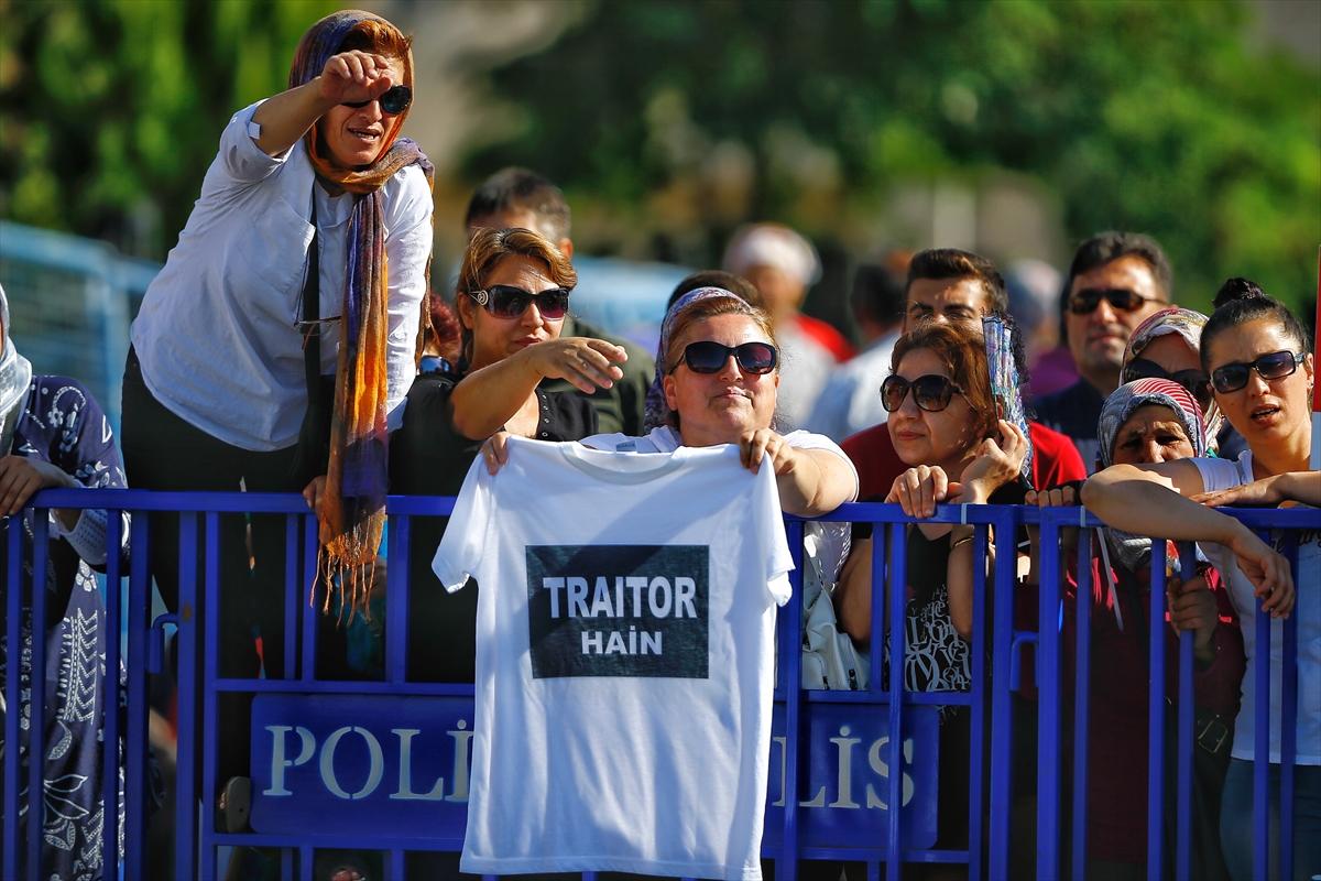 Suikast girişimi davasına hain tişörtüyle geldiler
