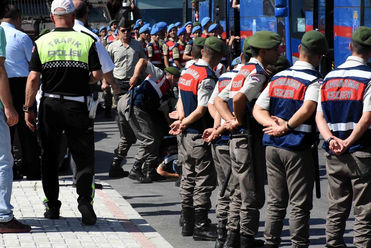 FETÖ'cü sanıklar mahkemeye zorla götürüldü