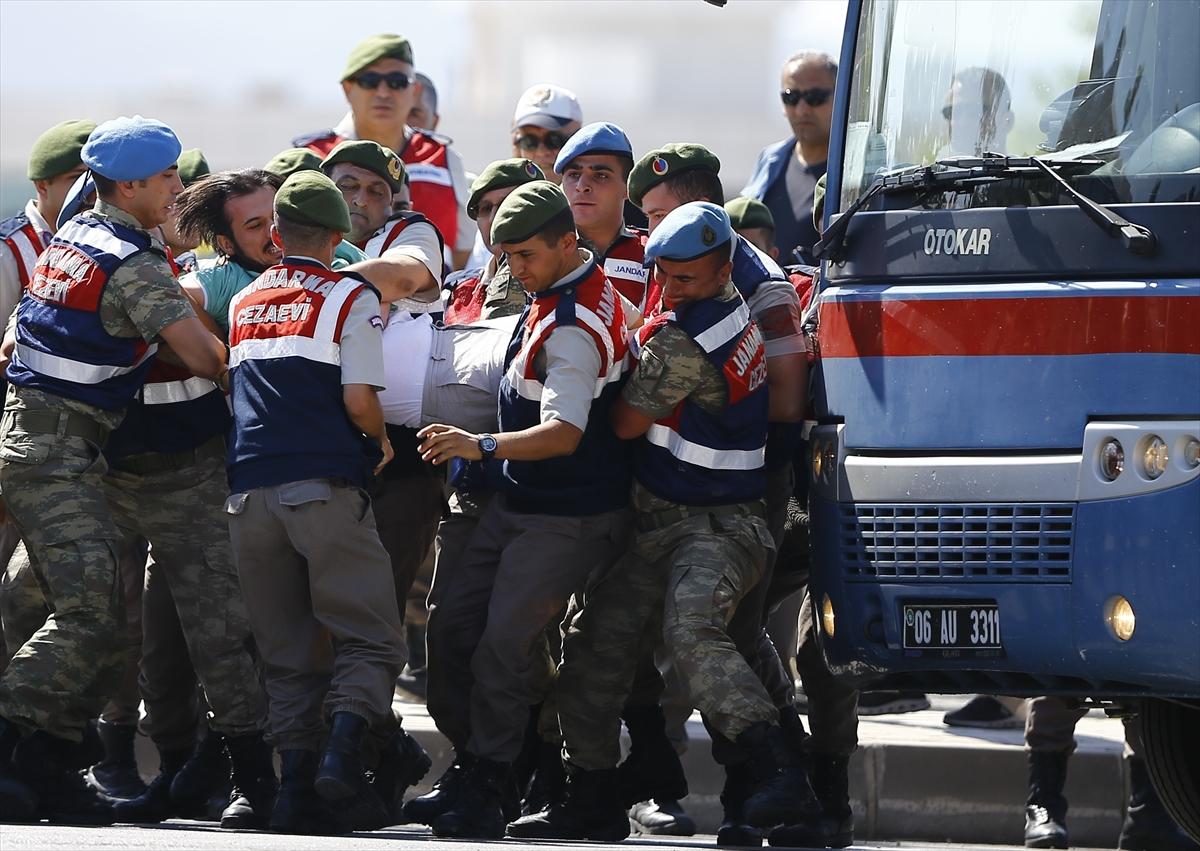 FETÖ'cü sanıklar mahkemeye zorla götürüldü