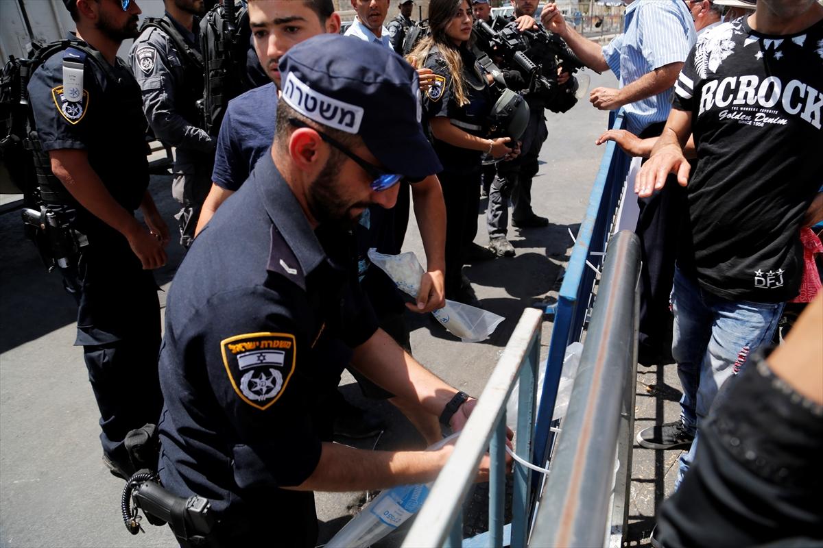 İsrail Mescid-i Aksa'da Cuma'yı yasakladı