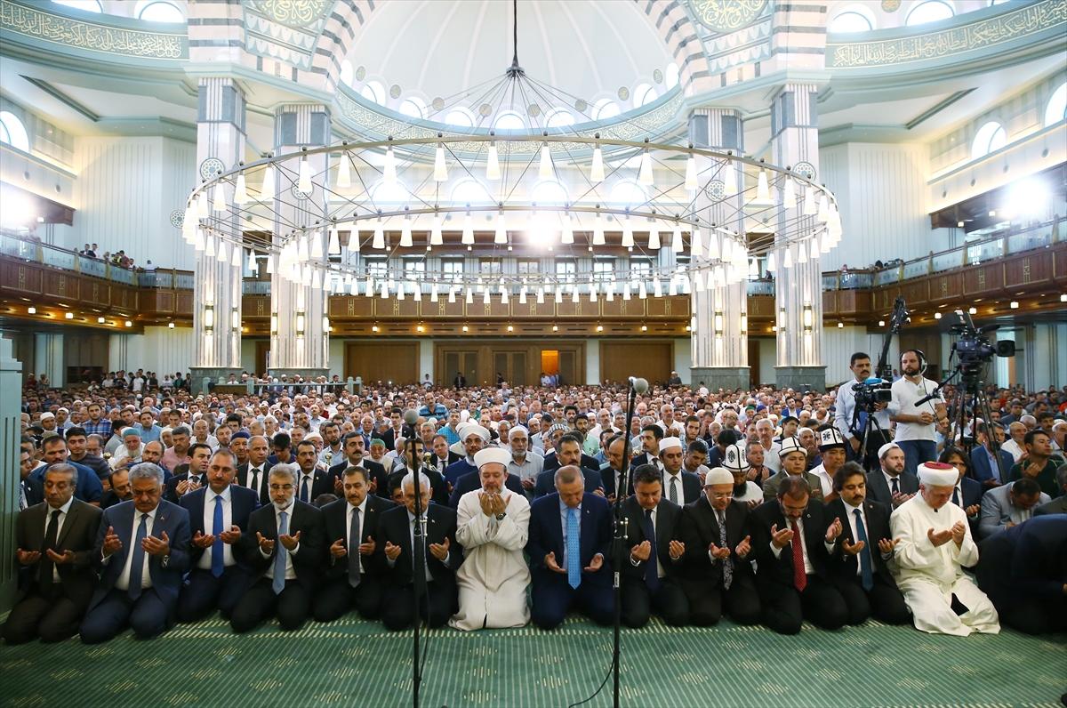 Cuma namazında şehitler için dua edildi