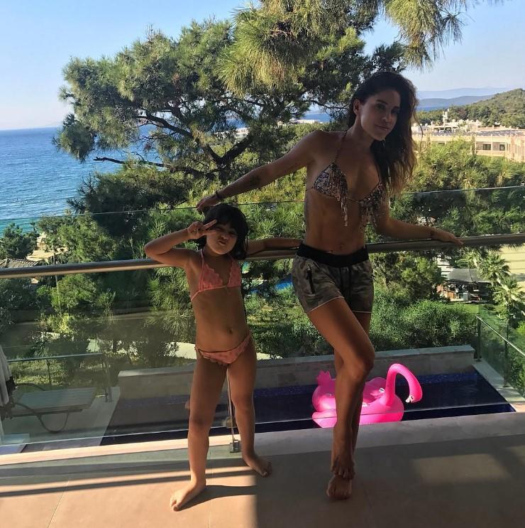 Irmak Ünal çocuklarıyla tatilde