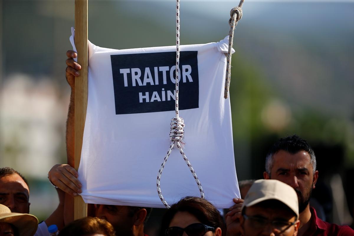 Suikast girişimi davasına hain tişörtüyle geldiler