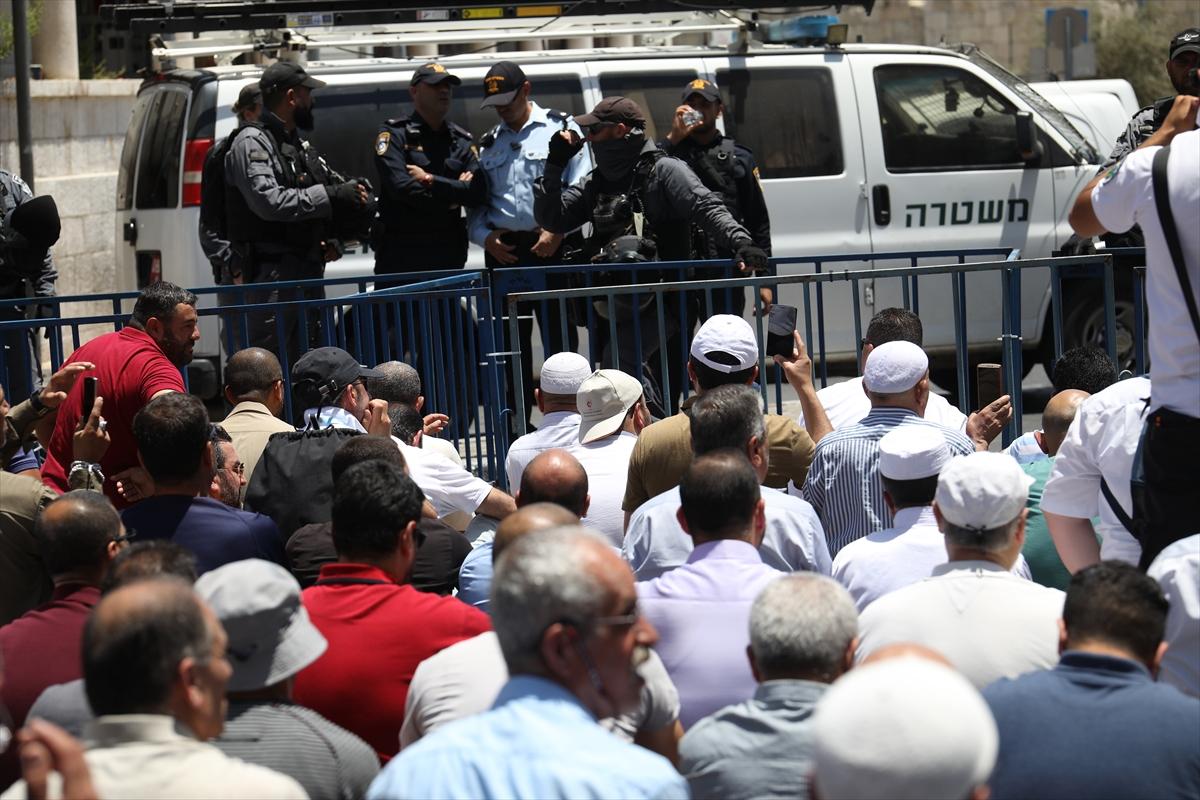 İsrail Mescid-i Aksa'da Cuma'yı yasakladı