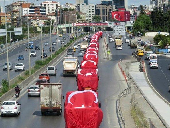 15 Temmuz'a özel Türk bayraklı kamyon konvoyu