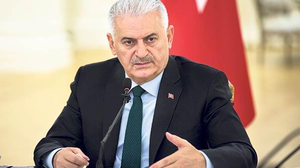 Başbakan'dan 'kahraman' tişörtlü FETÖ'cüye: Alnında hain yazıyor