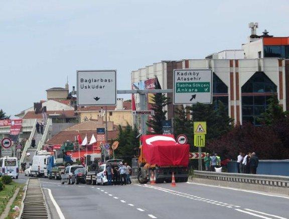 15 Temmuz'a özel Türk bayraklı kamyon konvoyu